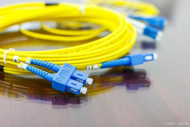 fiber connector)是用于连接光纤之间或光纤与光纤设备之间的接口装置