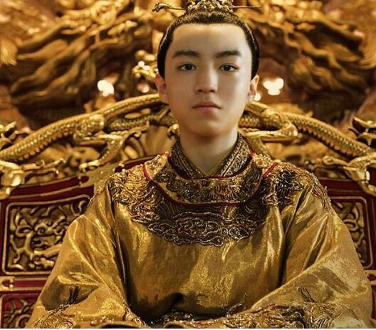 王俊凯在《长城》中饰演少年皇帝,这可是王俊凯从未尝试过的形象