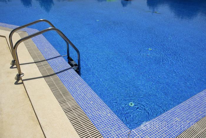 在一个夏日游泳池蓝色水详细