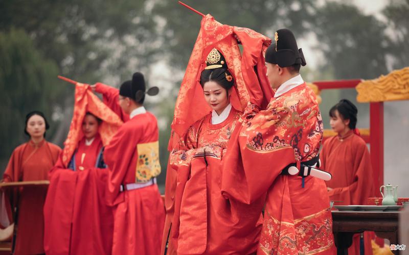 【就爱时尚】中国女孩的嫁衣,不该只是西方的婚纱,更应该是传统的凤冠