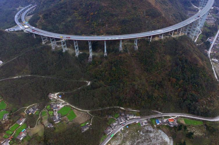 俯瞰中国首座高速螺旋隧道 如"过山车"