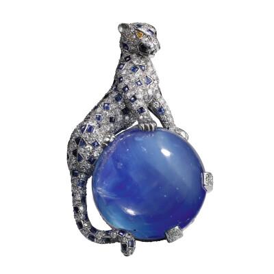 这枚镶嵌蓝宝石的猎豹胸针是 cartier 最著名的珠宝作品,也是 cariter