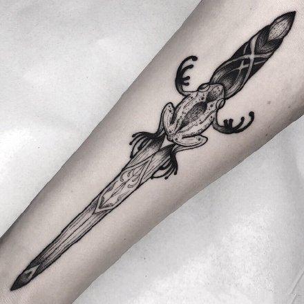 黑剑纹身创意的9款黑色短剑匕首纹身图案59