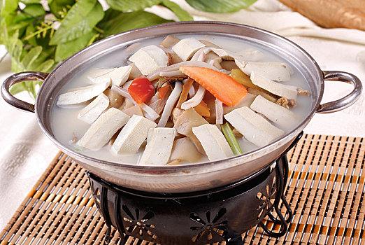 中餐舌尖美食锅仔菌菇炖豆腐