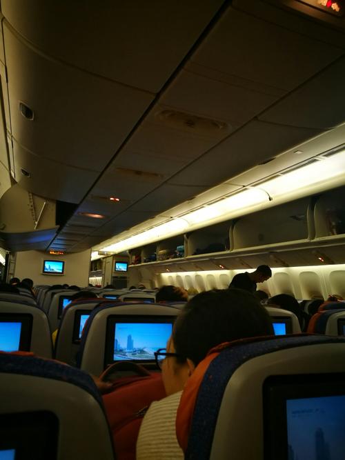 出国的飞机里面的空间比一般的飞机要宽敞得多.