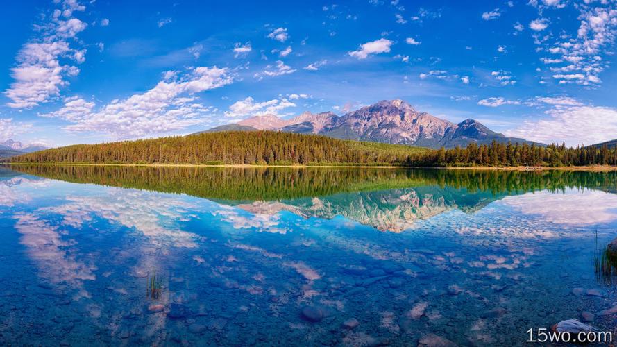 美丽的自然景观湖山树水中的倒影加拿大