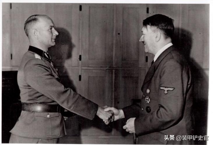 在一次授勋仪式上与希特勒握手的奥托·库姆(左),他是"警卫旗队"师