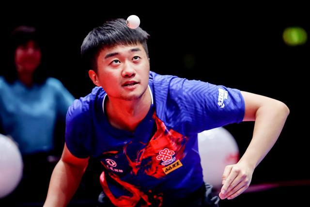 乒乓球公开赛男单四分之一决赛中,中国选手许昕以4比0战胜队友赵子豪