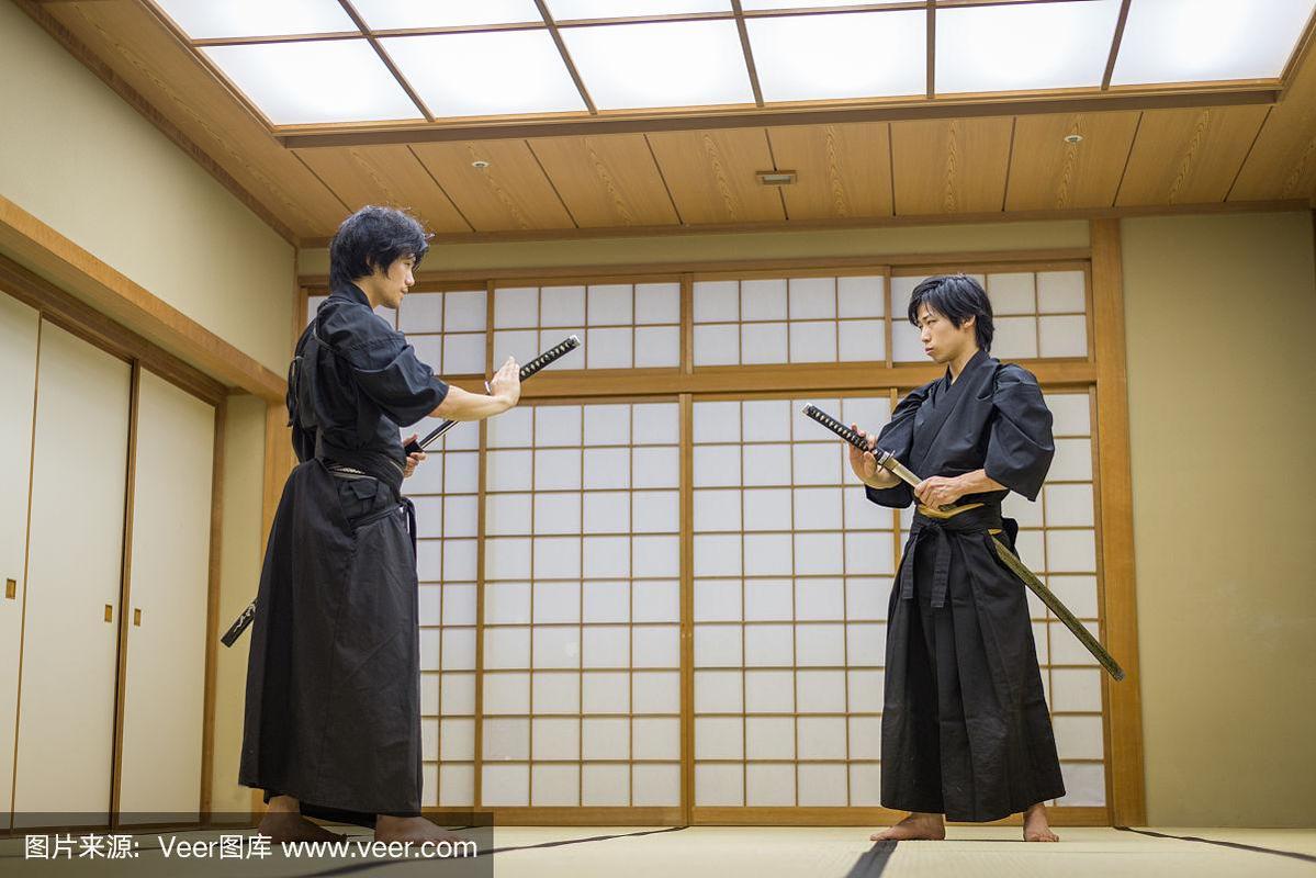 日本武士在东京传统道场训练