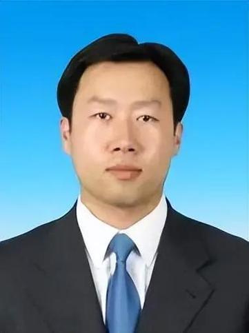 图公开履历显示,赵红巍出生于1975年2月,1975年2月生于内蒙古赤峰市