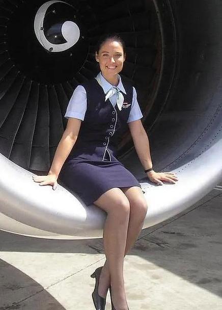 空姐,又称航空乘务员,是民航客机上的专业服务人员.