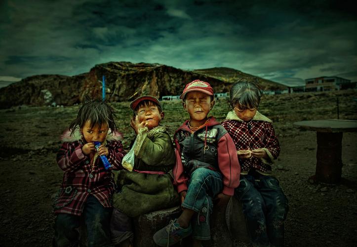 纳木错湖边几个俏皮可爱的藏族孩子.