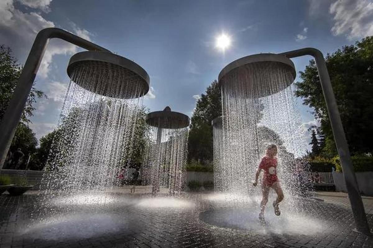 立陶宛维尔纽斯,一个小姑娘在喷泉里戏水.