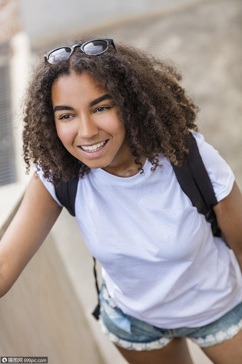 户外肖像美丽的快乐混合种族非裔美国女孩十几岁的女轻女子微笑与完美