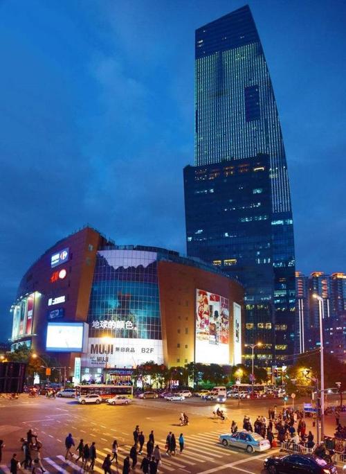 上海中山公园龙之梦购物中心是一个上海市中心非常繁华的地方,此处
