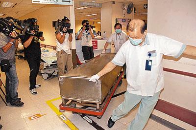 被砍伤重不治的果栏工人遗体送往医院殓房.(图片来源:文汇报)