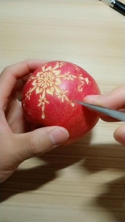 在苹果上雕刻一朵雪花,你们觉得我厉不厉害呀?