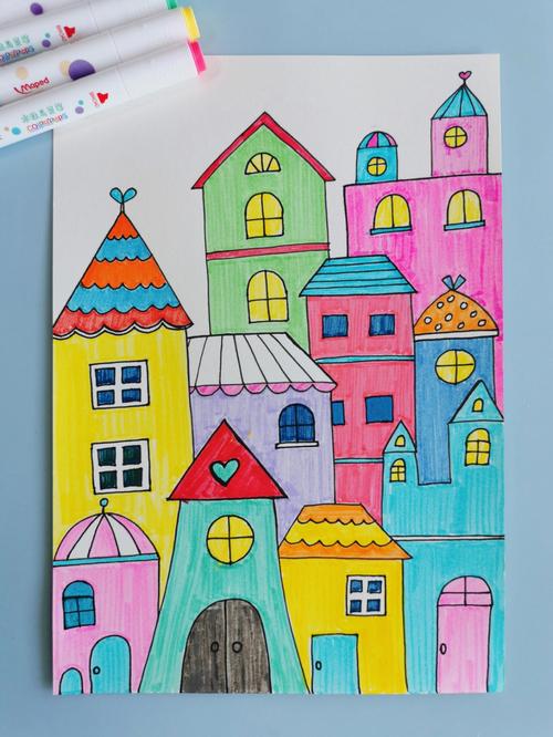 用马克笔画一片五颜六色的小房子