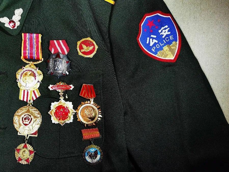 图为西安铁路公安处退休民警韩永泰警服上挂满的各类奖章,纪念章.