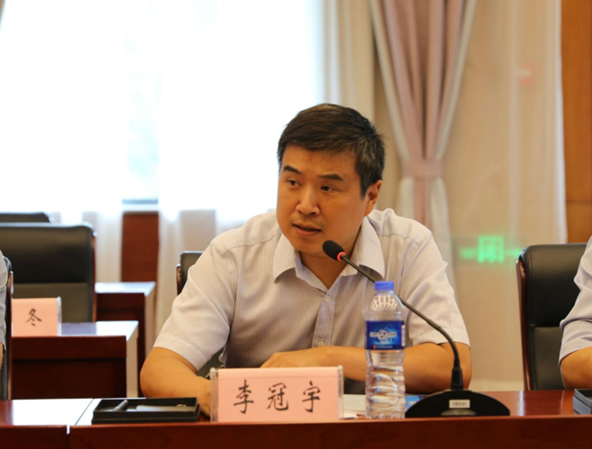 工信部信息化和软件服务业司副司长李冠宇在会议上致辞