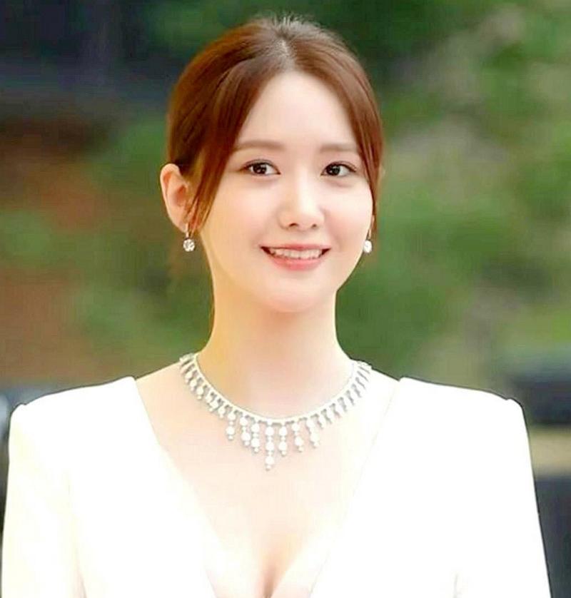 韩国女星林允儿身穿白色深v连衣裙出席活动,简约大方,清新可人.
