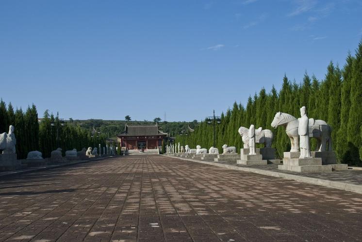 大唐秦王陵位于陕西宝鸡市北坡公园顶,距市区仅 2.