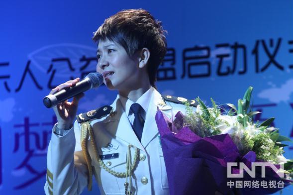 甘萍身穿军装亮相典礼,现场演唱公益歌曲《一个真实的故事》