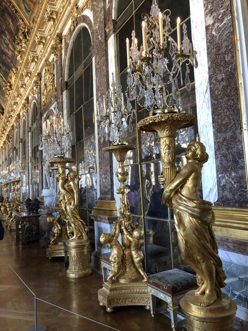 镜厅是凡尔赛宫最辉煌的部分76米长的镜厅被数百块大镜子精美的壁画和