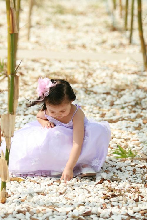 坐在地上穿紫色裙子的小女孩图片素材下载(图片id:579129)_-儿童幼儿