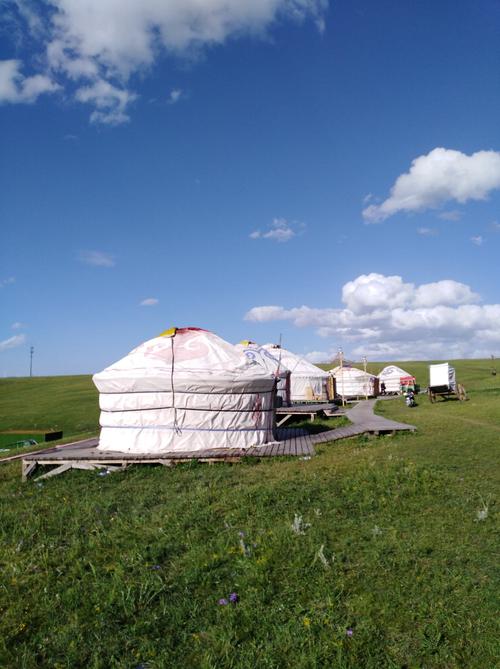 座落在草原中的蒙古包