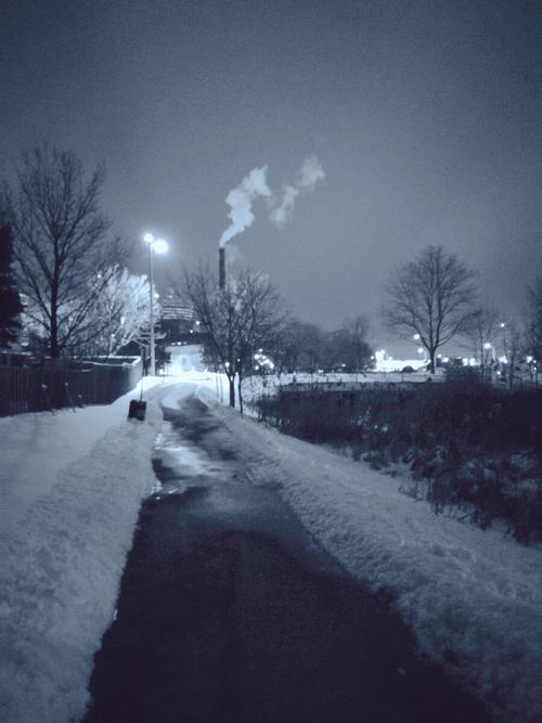 冬夜2 白雪铺路,树影依依,青烟袅袅,冰灯相映,更给