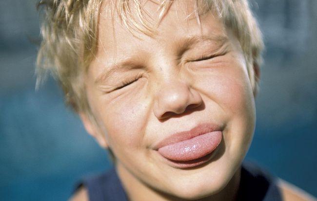 除了专注力表现,小家伙们吐舌头的举动还有哪些隐含意义?