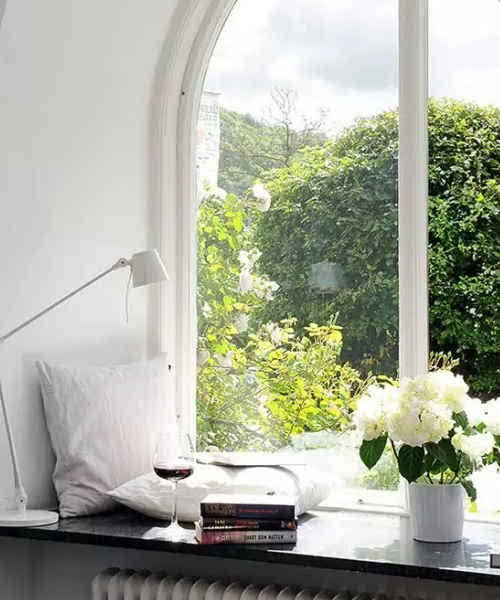 窗边 窗边的读书时光,看起来明亮温暖,让人忍不住陷进去,小小的角落