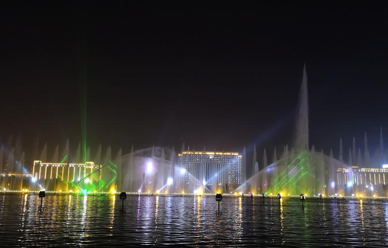 亚洲第一开元湖音乐喷泉,每周六晚上八点准时与你相见,好客洛阳欢迎