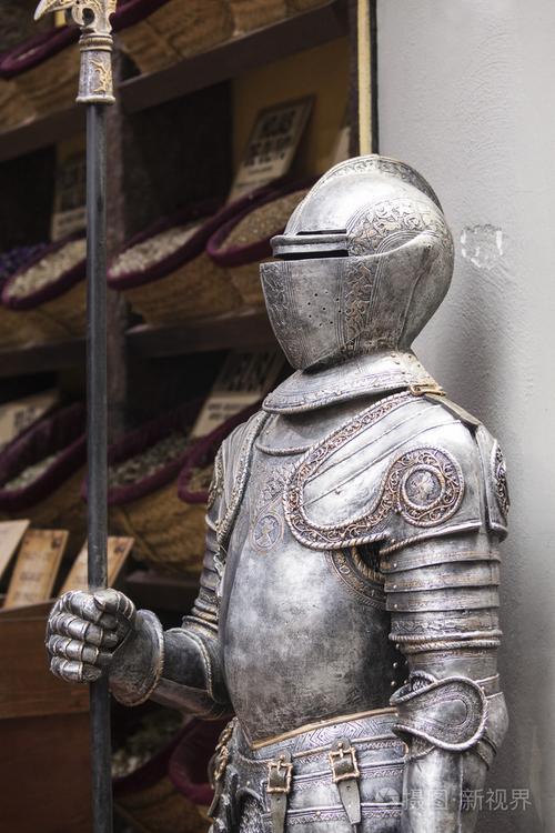 与剑的中世纪骑士盔甲的细节