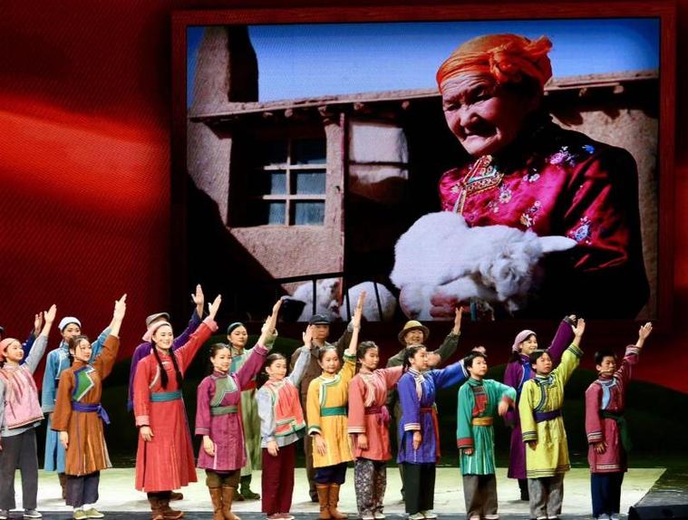 中国木偶剧院《国家的孩子》首演 重现 "三千孤儿入内蒙"