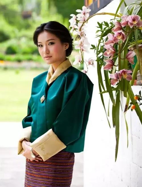经常见到不丹王后穿传统旗拉裙,她要是出访国外有时候就会换上现代装