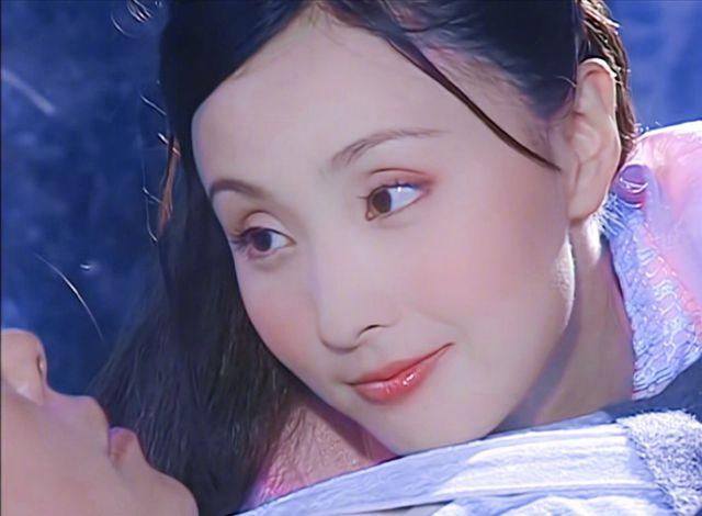 2003年,小陶虹和张铁林合作在《倚天屠龙记》中饰演了一对情侣,剧中有