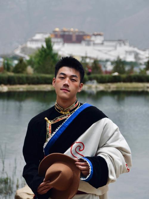 这个腮红真的很像晒伤了#布达拉宫  #拉萨拍照  #介绍一个小哥哥  #藏
