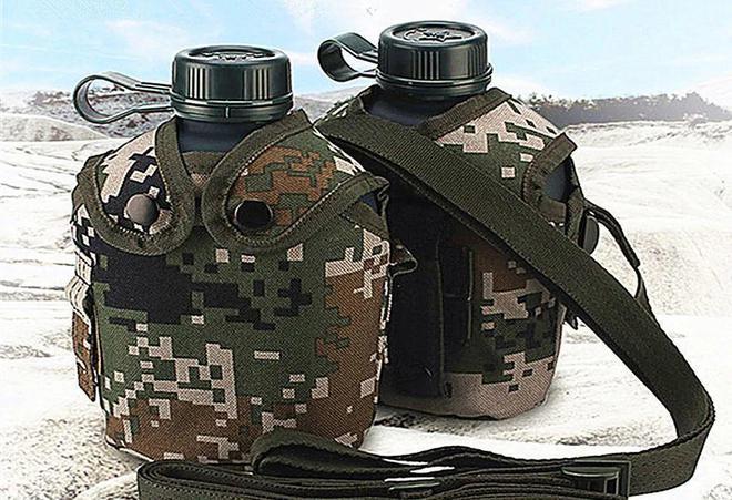 直接悬挂在作训腰带上,也可以将水壶放置在06式单兵携行具的水壶袋内