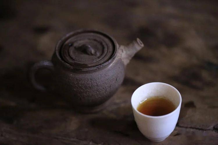 茶楼坐落于杭州上城区古色古香的五柳巷历史街区内信步游廊,拱门之间