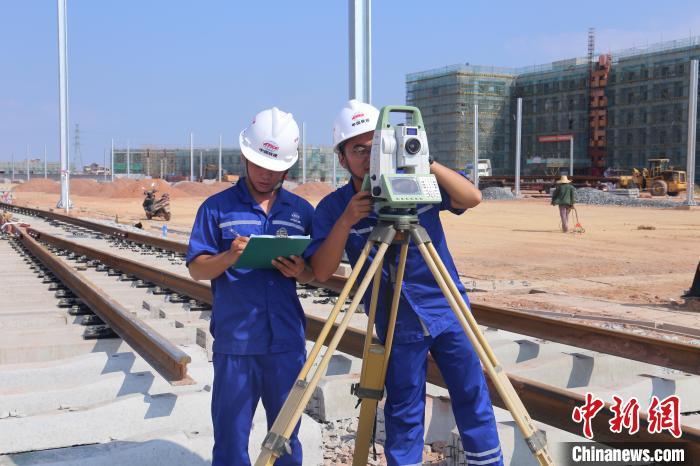 五局承建的广佛东环线竹料存车场施工一线,随着30余名建设者完成测量
