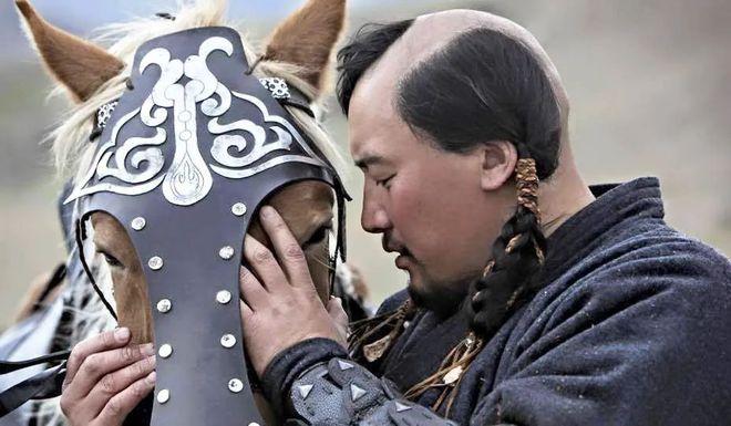 蒙古人和鲜卑人,契丹人一样也有髡(kūn)发的传统,就是把头发剃掉一