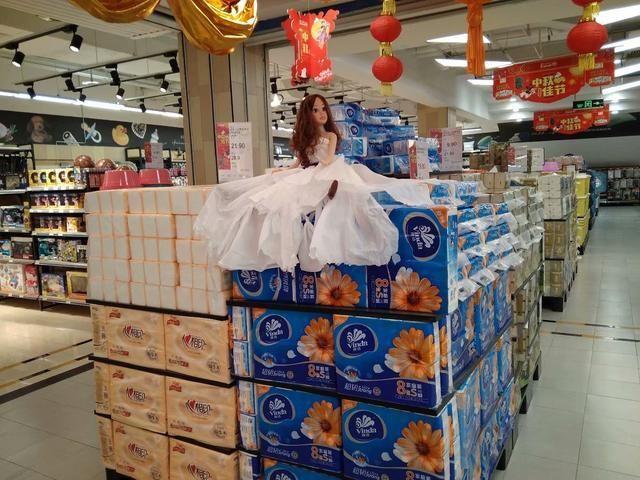 重庆一超市搞促销卫生纸做"婚纱"吸引顾客拍照