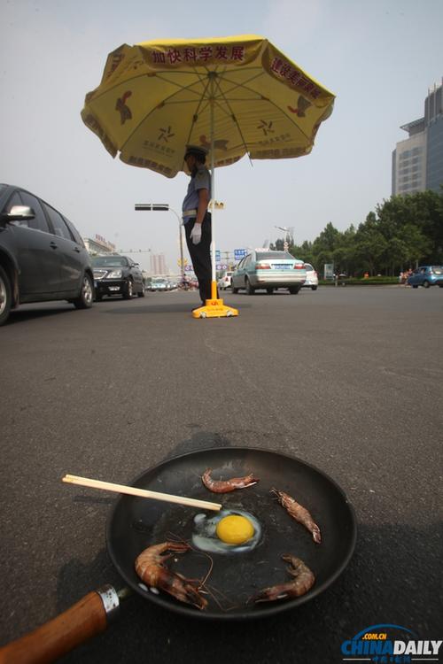 济南市民在马路上煎鸡蛋,"烤"虾体验高温天气.郑涛 摄