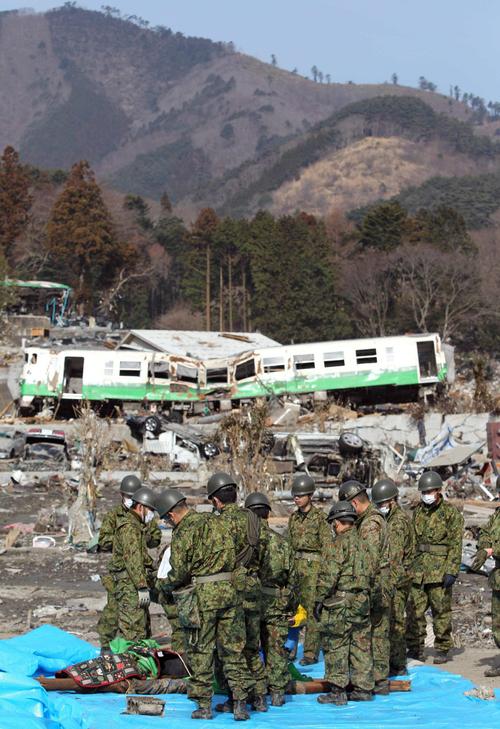 直击日本地震重灾区 救援人员解救受困民众