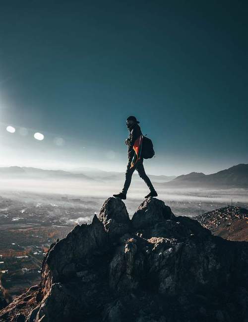 男人站在山顶上风景大图素材背景风景摄影