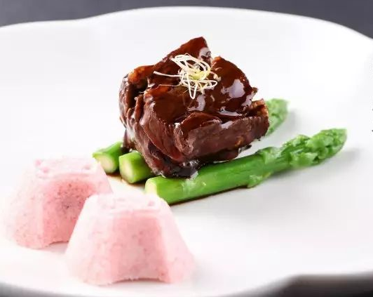 招牌东坡牛肉是张生记的特色菜,牛肉是澳洲进口300天谷饲牛肉,油花