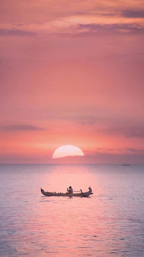 唯美意境海景风景图片手机壁纸,在波澜壮阔的海面上,夕阳西下,将海水