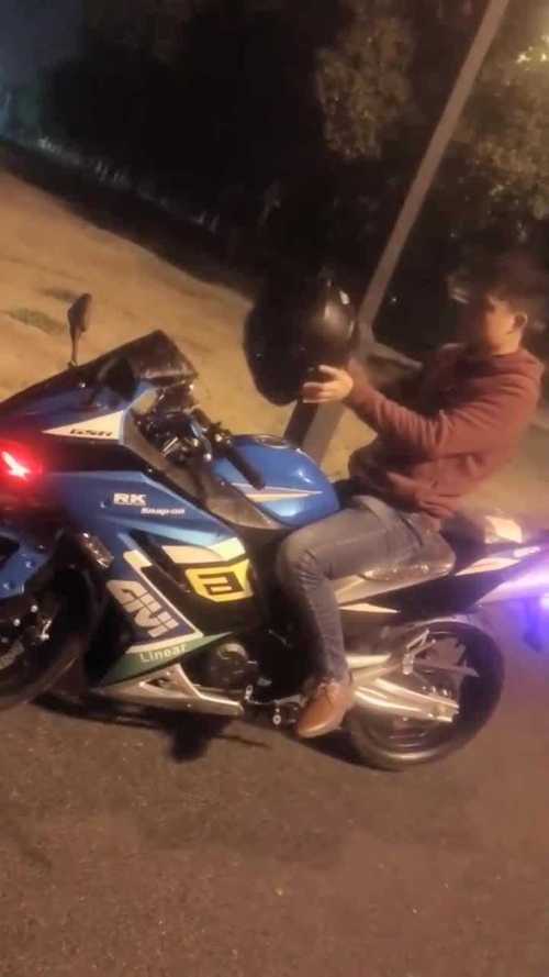夜晚机车手骑摩托车孤独的骑士